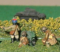 Minifigs French 25mm ATG in cover behind a K&M hedge aiming at a 1/285 Panzer from GHQ